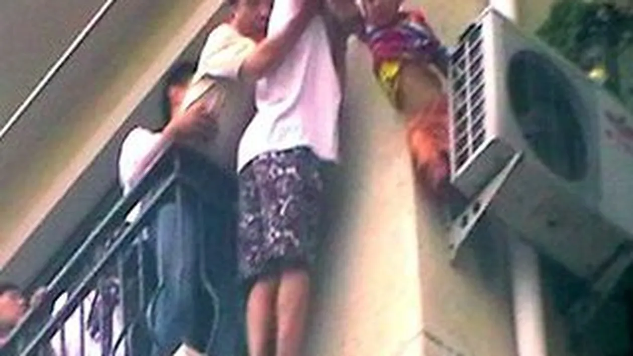 Accident teribil pentru un baietel din China! Blocat intre zid si aerul conditionat