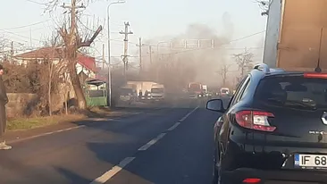 O tânără de 19 ani a intrat cu mașina într-o conductă de gaze, la ieșirea din Crevedia către Buftea