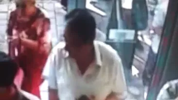 Escrocul de la bancă loveşte din nou! Ademeneşte oamenii cu un curs valutar mai bun şi îi lasă fără bani. În loc de 3.400 de lei, o femeie a primit 195