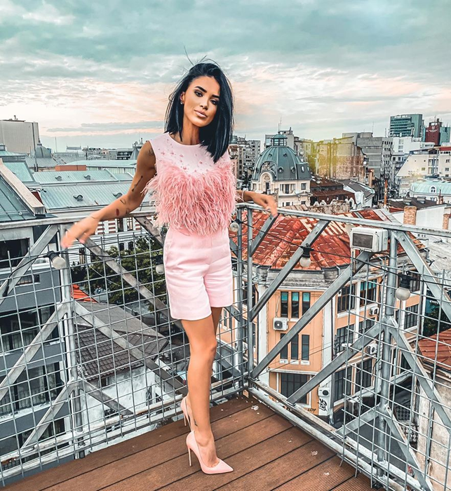 Adelina Pestrițu a cedat în fața criticilor dure făcute de un internaut! Reacția vedetei nu a trecut neobservată de unii dintre fani