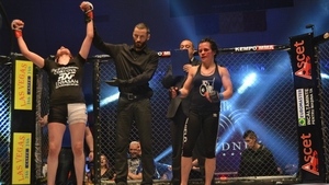S-a apucat de sporturile de contact dupa ce s-a indragostit nebuneste! Afla povestea fabuloasa a unei luptatoare de MMA din tara!