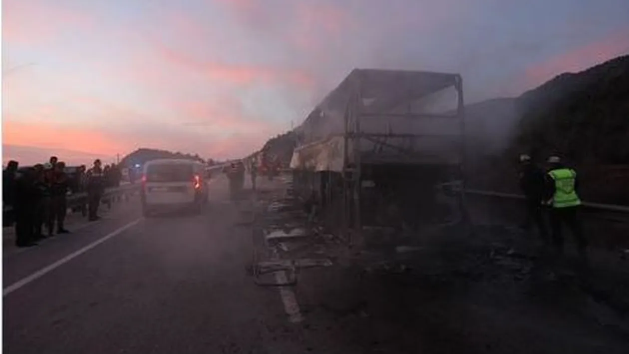 FOTO. Tragedie în Turcia! 13 oameni au murit arși, după ce autobuzul a luat foc