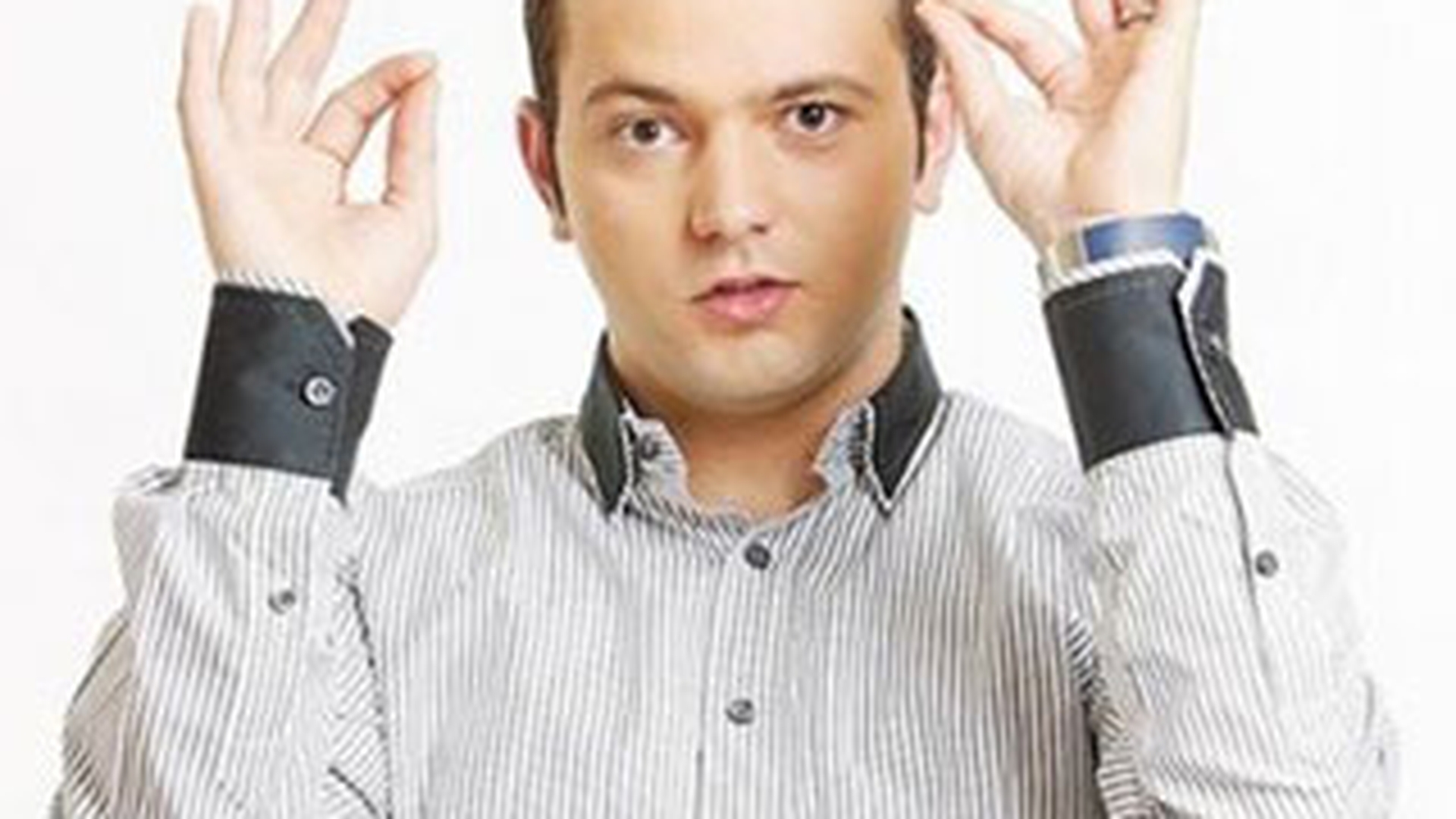 Mihai Morar: "In Orasul Nostru a nins deja, miroase a scortisoara, nu e niciun hypermarket, locuitorii s-au strans deja in jurul bradului si canta!"