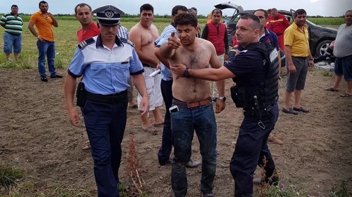 Jurnalist tâlhărit sub ochii poliţiştilor în timp ce filma o intervenţie SMURD după un accident grav