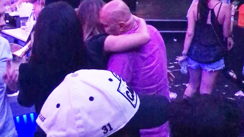 După ce Gina Pistol s-a cuplat cu Smiley, Scărlătescu şi-a făcut şi el iubită! Cine e blonda cu care s-a sărutat Chef-ul în club