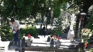 IMAGINI EXCLUSIVE Interlopul ar fi împlinit 58 de ani. Scene cutremurătoare la mormântul lui Fane Spoitoru: văduva a plâns pe cruce şi…