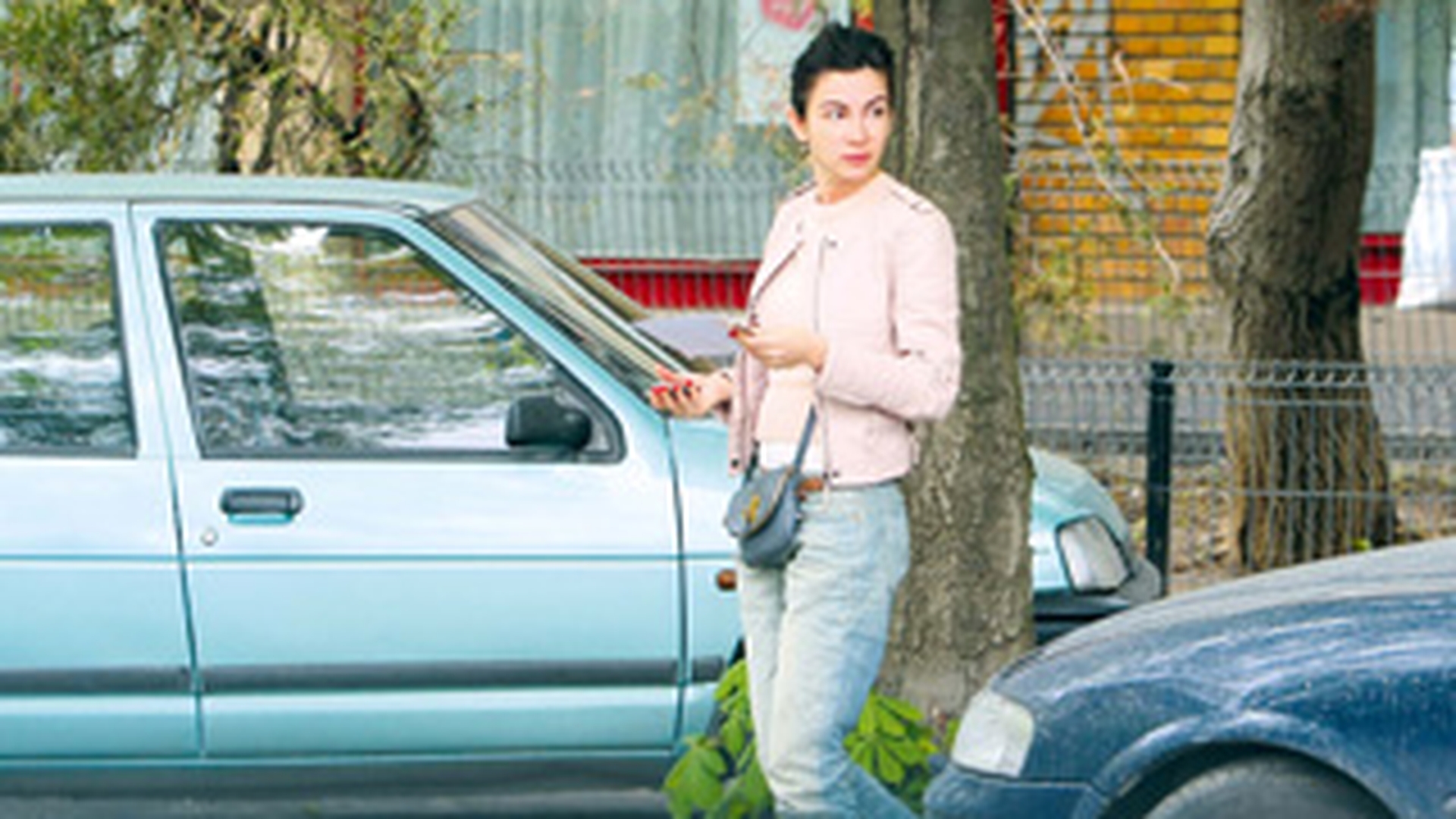 Ai vazut-o fara farduri, acum iat-o "scalciata" de ploaie! S-a machiat, dar tot degeaba! Oana Frigescu, lovita de vremea rea cand ii era lumea mai draga!