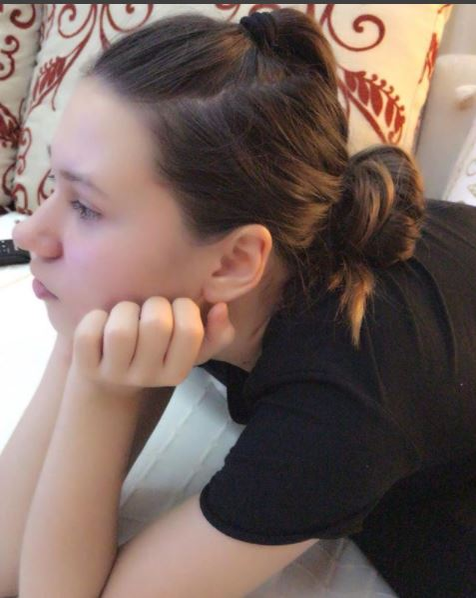 Maia, fiica lui Teo Trandafir, este o adolescentă care pune școala pe primul loc