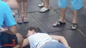 O fetiţă şi-a fracturat coloana într-un loc de joacă din Parcul Tei! Cine e vinovat de accident