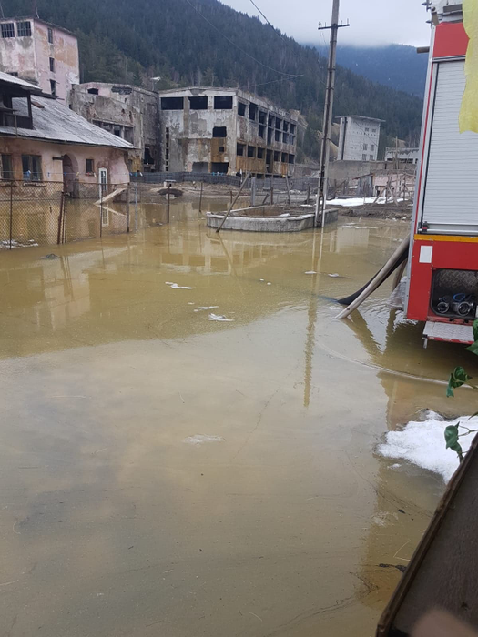 Apele care s-au revărsat de pe versanți au inundat totul în cale