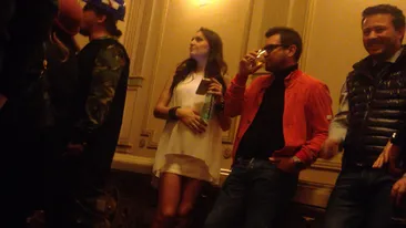 Mai are putin si naste, dar nu renunta la distractia nocturna! Uite-o pe iubita lui Cici ex. Sistem la petrecere, cu burta la gura