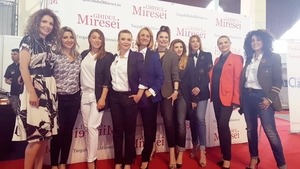 19 vedete defilează în costume de ceremonie la Târgul Ghidul Miresei