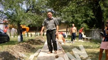 La Arges s-a reconstruit o popicarie ca acum o suta de ani! Piesele si bila sunt scupltate in lemn de stejar