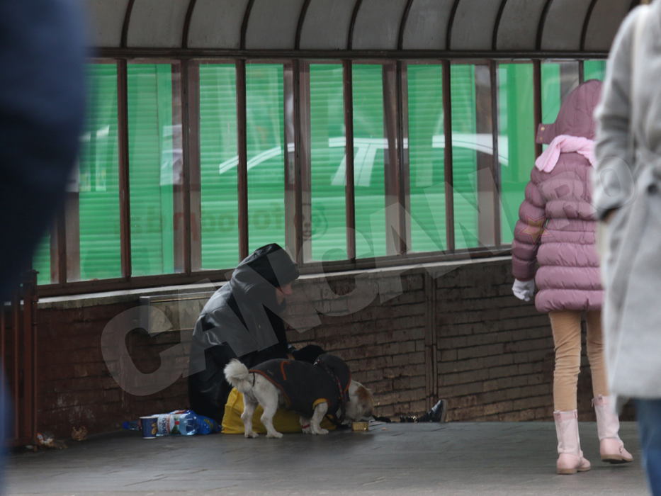 ”Din banii aceştia, plătesc…” Cerşetoarea de la metrou a recunoscut cât câştigă în fiecare zi