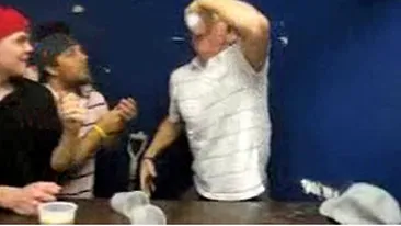 Bea bere cat bea boul apa! A lins 6 beri in zece secunde