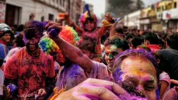 Holi, festivalul culorilor care transformă străzile în curcubee. Sărbătoarea spectaculoasă a primăverii