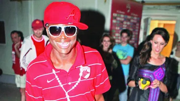 N'Doye a incalcat regulile de circulatie doar pentru a-si duce mai repede partenera acasa. Vezi cum goneste fotbalistul prin oras