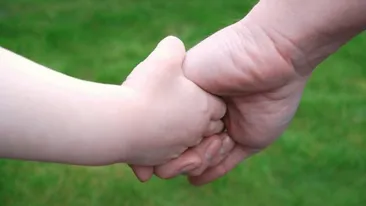 Alertă în Mangalia! Un bărbat care răpește copii a băgat părinții în sperieți: ”L-a luat de mână și pleca cu el”