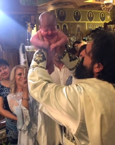 Andreea Popescu și-a botezat fiul! Imagini emoționante din timpul slujbei și ținuta superbă pe care a îmbrăcat-o fosta dansatoare a Deliei