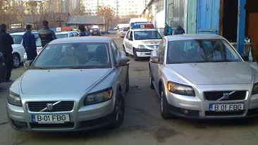 Incredibil! Un bucurestean a dat din intamplare peste copia perfecta a masinii sale! E identica, aceeasi culoare, marca si numere de inmatriculare! Vezi cum a fost posibil!