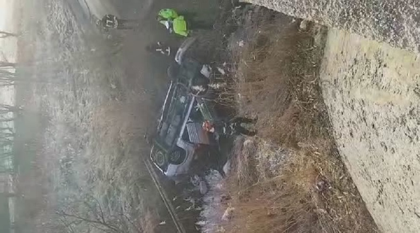 O familie s-a destrămat în urma unui accident rutier. Fiica de 7 ani a murit după ce mașina în care era cu părinții și copilașul de 2 ani s-a răsturnat într-un pârâu din județul Brașov. Sursa foto: mytex.ro