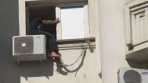 Un bărbat vrea să se arunce de la etajul blocului în care se află sucursala CEC de la Piaţa Alba-Iulia, din Bucureşti
