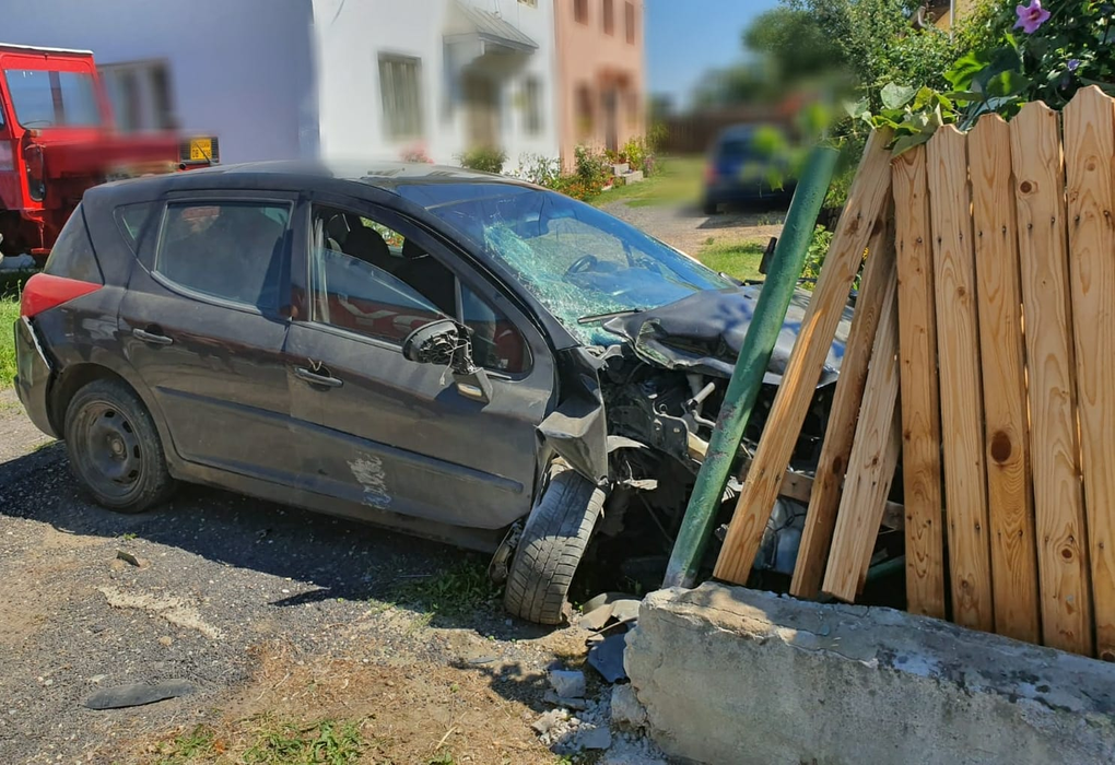 Șoferul a fost rănit în urma impactului și a ajuns la spital