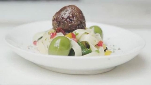 Oamenii de ştiinţă au inventat carnea de laborator: vezi cum arată prima chiftea pentru realizarea căreia nu au fost sacrificate animale!