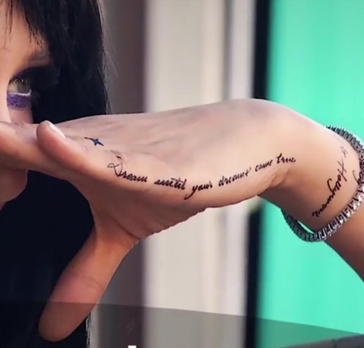 Iulia Vântur, schimbare de look radicală. A renunțat la blond și s-a tatuat: “Brunetă, cu părul scurt și tatuaje”