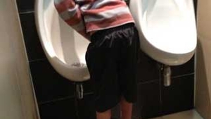 Frate, frate, dar fac pe mine! Pustii astia doi se ajuta unul pe altul pentru a ajunge la pisoar - Vezi metoda fabuloasa prin care se ridica unul pe altul