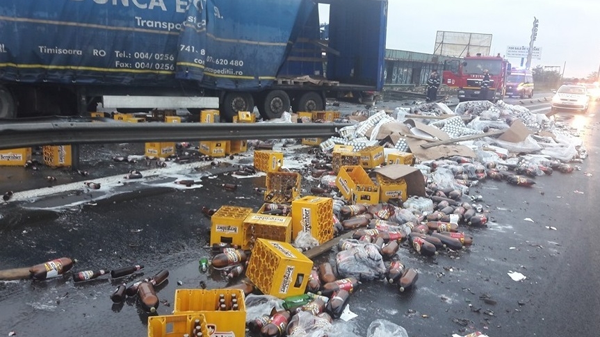 Un TIR cu bere s-a răsturnat pe Autostrada București-Pitești. Toată încărcătura s-a împrăștiat pe șosea