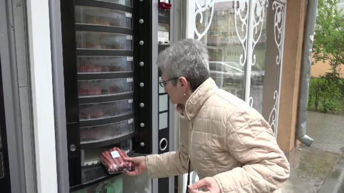 Românii își pot cumpăra pizza, salam sau mici de la automate: „Mi se pare practic”
