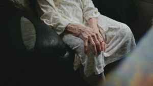 Caz șocant în Dolj. O bătrână, în vârstă de 89 de ani, a fost violată de cel care o îngrijea