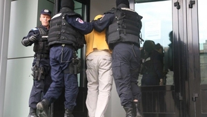 Maramureș: Bărbat cercetat după ce și-a bătut fratele, a dat foc la casă și a amenințat polițiștii