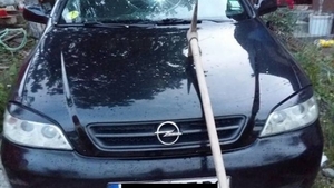 Aşa arată răzbunarea în „stil Dăbuleni“. „Vă tai, sifoanelor!“ Un bărbat s-a trezit c-un târnăcop înfipt în capotă, cadou din partea unui vecin