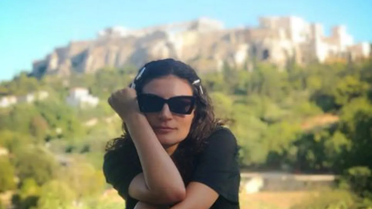 Divorțul a schimbat-o enorm! Cum a ieșit Ioana Ginghină îmbrăcată astăzi, la cumpărături. Fustița scurtă de o palmă i-a lăsat mască pe toți