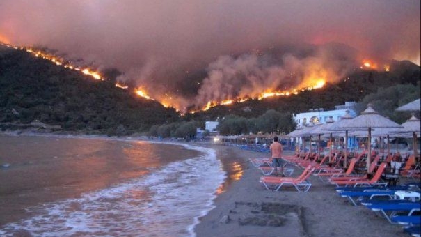 Stare de ALERTĂ în GRECIA! Incendii devastatoare au afectat capitala elenă, punând în pericol turiştii, printre care se află şi zeci de români!