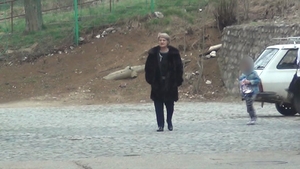 Imaginile care il vor scandaliza pe Prigoana! Cum au fost filmati copiii lui tavalindu-se in mocirla si “intoxicati” cu fum