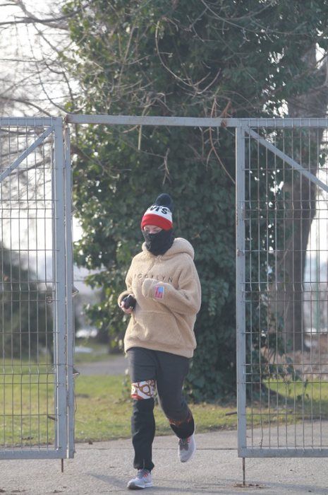 Delia, alergând prin parc camuflată