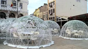 Cum ar putea arăta terasele în România, pe timp de pandemie. Baloane din plastic, tuneluri dezinfectante și...