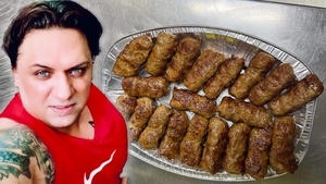 Prețuri de dai în "boala copiilor"! Câți lei costă un mic cu muștar în restaurantul lui Luis Stan din București