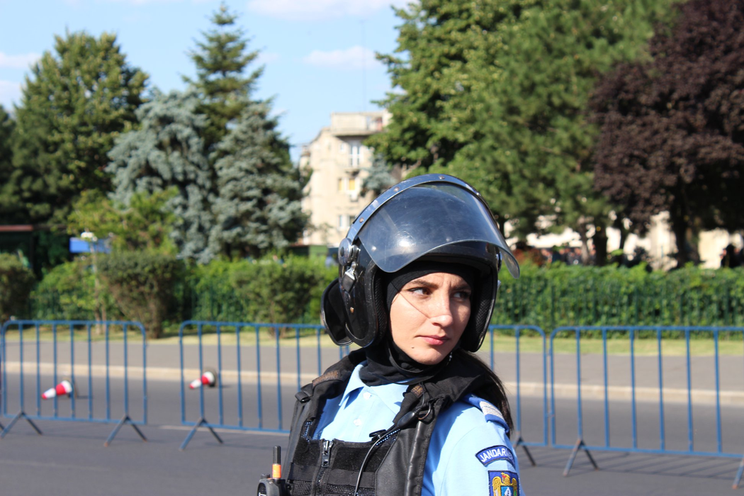 Primele imagini cu Ștefania, jandarmerița de 23 de ani bătută de huligani în Piața Victoriei! Ce i-a spus unui protestatar cu doar câteva ore înainte de incident: „A vorbit tare frumos cu mine”