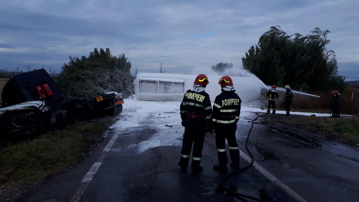 Accident grav în Prahova! O cisternă cu Kerosen s-a răsturnat peste un autoturism. A fost emisă o avertizare RO ALERT
