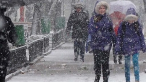 Vremea se ÎNRĂUTĂŢEŞTE în România! Ploi şi chiar ninsori la sfârşit de săptămână