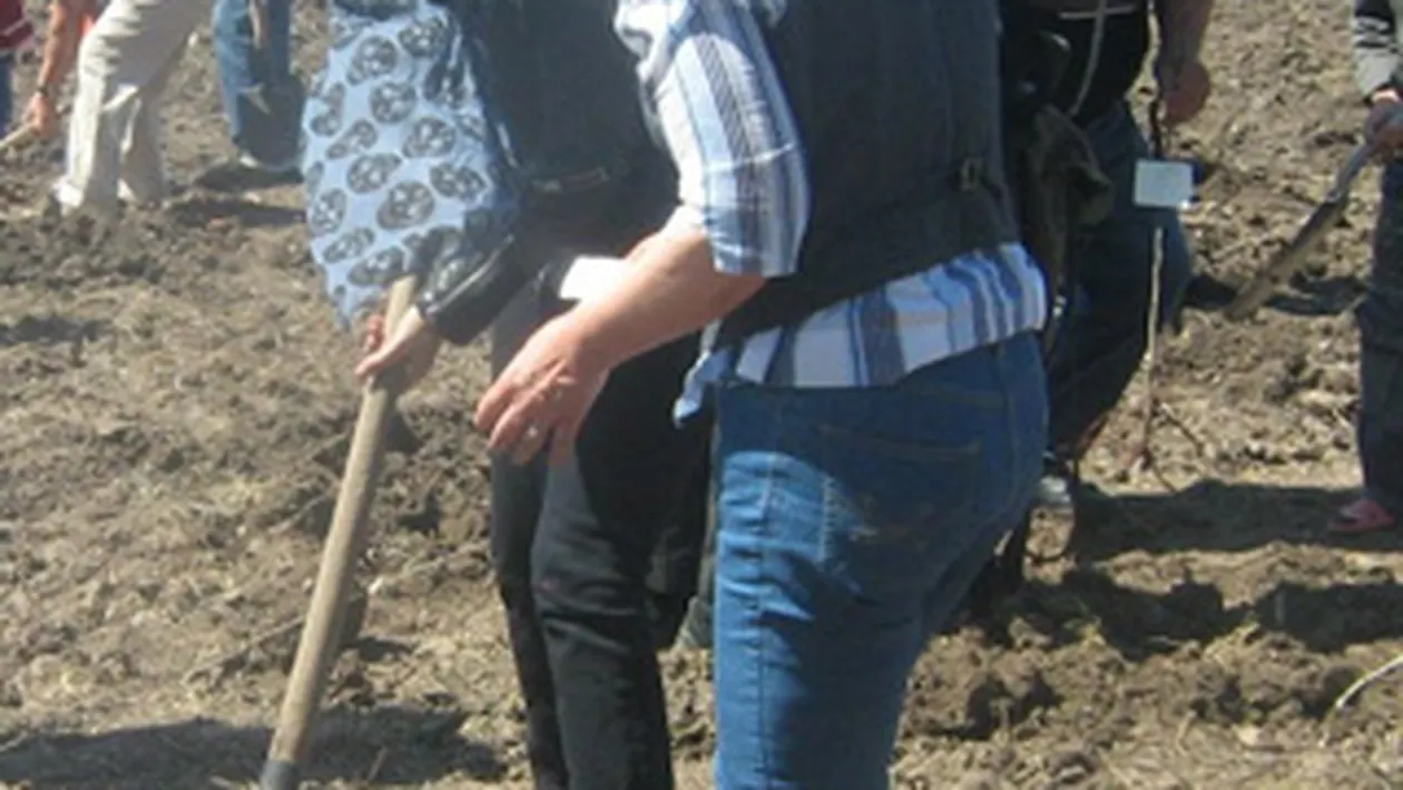 Andreea Marin a ajuns la munca de pe ogor! Si-a petrecut weekendul cu sapa in mana!