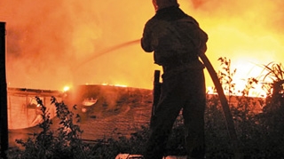 Trei case din Targoviste, afectate de un incendiu puternic