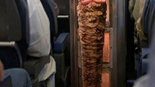 Ramai interzis! Acesta e singurul loc din lume unde nu te asteptai sa mananci saorma!  In avion la business class se serveste "cu de toate"