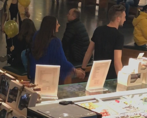 Nicole Cherry și iubitul ei se plimbă prin mall.