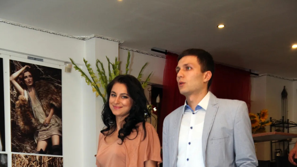 Transparenta si fara sutien, insa pazita de iubit. Gina Maican s-a afisat la un eveniment 