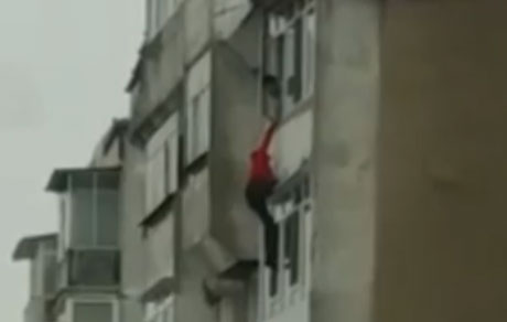 Cine este bărbatul care și-a aruncat tatăl de la etajul al 3-lea al unui bloc din Roman. Poliția îl caută, în continuare, pe agresor, care este acuzat de tentativă de omor